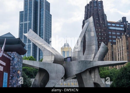 Der Jin Mao Turm wird durch eine Skulptur auf dem Platz des Volkes, Shanghai, China, gesehen Stockfoto