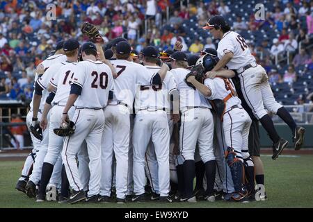 Omaha, Nebraska, USA. 20. Juni 2015. Virginia Teamkollegen drängen sich vor dem Spiel während des Spiels College World Series zwischen Florida und Virginia im TD Ameritrade Park in Omaha, Nebraska am 20. Juni 2015. Bildnachweis: Mark Kuhlmann/ZUMA Wire/ZUMAPRESS.com/Alamy Live-Nachrichten Stockfoto