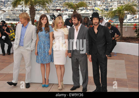 CANNES, Frankreich - 11. Mai 2011: LtoR: Owen Wilson, Lea Seydoux, Rachel McAdams, Michael Sheen & Adrien Brody in der Fototermin für seinen neuen Film "Midnight in Paris" auf dem 64. Festival de Cannes. Stockfoto