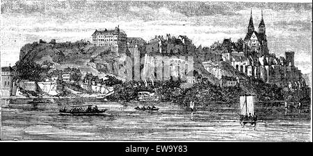 Blick auf die Boote im Fluss mit dem Bau- und Burg auf einem Hügel im Hintergrund, in der Altstadt von Breisach, Deutschland, vintage Gravur von 1890. Stock Vektor