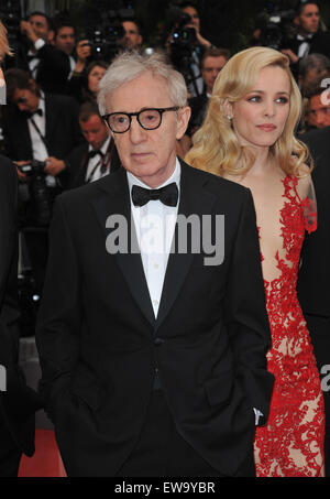 CANNES, Frankreich - 11. Mai 2011: Rachel McAdams & Woody Allen bei der Gala-premiere für ihren Film "Midnight in Paris" als Eröffnungsfilm auf dem 64. Festival de Cannes. Stockfoto