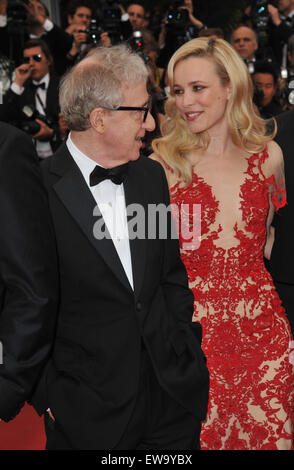 CANNES, Frankreich - 11. Mai 2011: Rachel McAdams & Woody Allen bei der Gala-premiere für ihren Film "Midnight in Paris" als Eröffnungsfilm auf dem 64. Festival de Cannes. Stockfoto