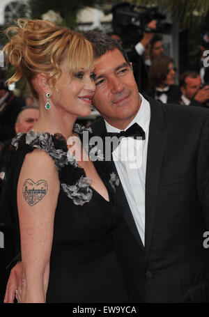 CANNES, Frankreich - 11. Mai 2011: Antonio Banderas & Melanie Griffith an der Gala-premiere für "Midnight in Paris" als Eröffnungsfilm auf dem 64. Festival de Cannes. Stockfoto