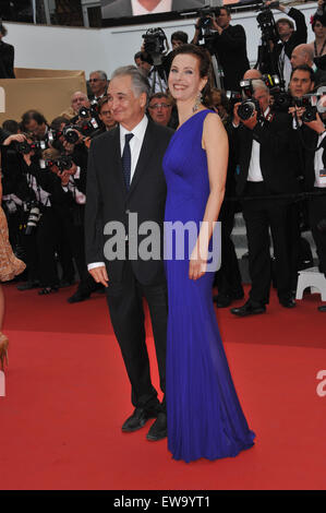 CANNES, Frankreich - 12. Mai 2011: Carole Bouquet bei der Premiere von "Dornröschen" im Wettbewerb der 64. Festival de Cannes. Stockfoto