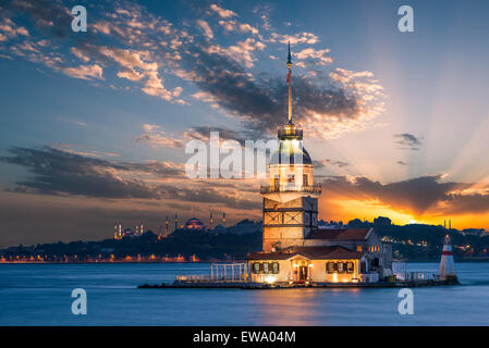 Jungfernturm leuchtet in frühen Abend mit der Hagia Sophia und die blaue Moschee in weiter Ferne. Stockfoto