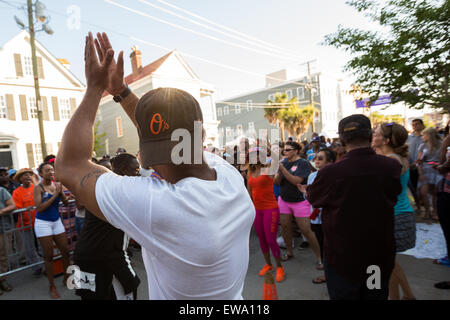 Trauernden beten und singen Spirituals an einem improvisierten Denkmal außerhalb der historischen Mutter Emanuel African Methodist Episcopal Church 20. Juni 2015 in Charleston, South Carolina. Früher in der Woche getötet ein weißes Supremacist Schütze 9 Mitglieder in der historisch schwarze Kirche. Stockfoto