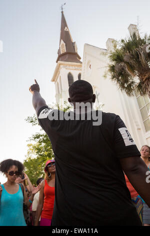 Trauernden beten und singen Spirituals an einem improvisierten Denkmal außerhalb der historischen Mutter Emanuel African Methodist Episcopal Church 20. Juni 2015 in Charleston, South Carolina. Früher in der Woche getötet ein weißes Supremacist Schütze 9 Mitglieder in der historisch schwarze Kirche. Stockfoto