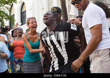 Ein Trauernder ist mit Emotionen während einer spontanen Gebet an einem improvisierten Denkmal außerhalb der historischen Mutter Emanuel African Methodist Episcopal Church 20. Juni 2015 in Charleston, South Carolina überwinden. Früher in der Woche getötet ein weißes Supremacist Schütze 9 Mitglieder in der historisch schwarze Kirche. Stockfoto