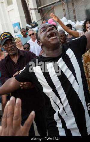 Ein Trauernder ist mit Emotionen während einer spontanen Gebet an einem improvisierten Denkmal außerhalb der historischen Mutter Emanuel African Methodist Episcopal Church 20. Juni 2015 in Charleston, South Carolina überwinden. Früher in der Woche getötet ein weißes Supremacist Schütze 9 Mitglieder in der historisch schwarze Kirche. Stockfoto