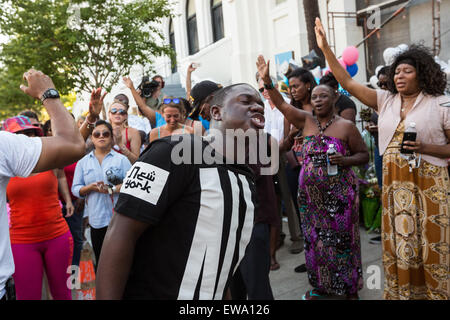 Ein Trauernder ist mit Emotionen während einer spontanen Gebet an einem improvisierten Denkmal außerhalb der historischen Mutter Emanuel African Methodist Episcopal Church 20. Juni 2015 in Charleston, South Carolina überwinden. Früher in der Woche getötet ein weißes Supremacist Schütze 9 Mitglieder in der historisch schwarze Kirche. Stockfoto