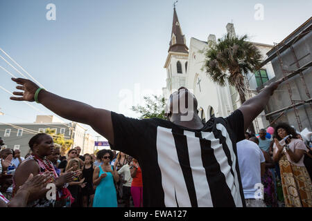 Trauernden beten und singen Spirituals an einem improvisierten Denkmal außerhalb der historischen Mutter Emanuel African Methodist Episcopal Church 20. Juni 2015 in Charleston, South Carolina. Früher in der Woche getötet ein weißes Supremacist Schütze 9 Mitglieder in der historisch schwarze Kirche. Stockfoto