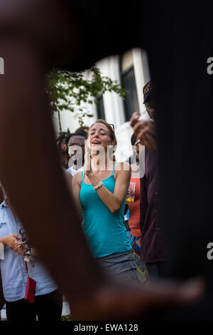 Trauernden beten und singen Spirituals an einem improvisierten Denkmal außerhalb der historischen Mutter Emanuel African Methodist Episcopal Church 20. Juni 2015 in Charleston, South Carolina. Früher in der Woche getötet ein weißes Supremacist Schütze 9 Mitglieder in der historisch schwarze Kirche. Stockfoto