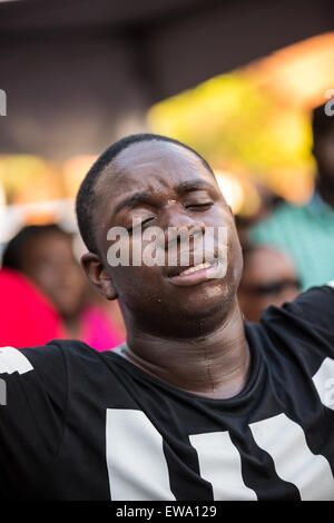 Ein Trauernder ist während ein spontanes Gebet treffen an einem improvisierten Denkmal außerhalb der historischen Mutter Emanuel African Methodist Episcopal Church 20. Juni 2015 in Charleston, South Carolina mit Emotionen überwinden. Früher in der Woche getötet ein weißes Supremacist Schütze 9 Mitglieder in der historisch schwarze Kirche. Stockfoto