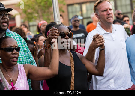 Trauernden halten Hände in der Einheit während einer spontanen Gebet an einem improvisierten Denkmal außerhalb der historischen Mutter Emanuel African Methodist Episcopal Church 20. Juni 2015 in Charleston, South Carolina. Früher in der Woche getötet ein weißes Supremacist Schütze 9 Mitglieder in der historisch schwarze Kirche. Stockfoto