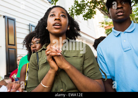 Trauernden während ein spontanes Gebet treffen an einem improvisierten Denkmal außerhalb der historischen Mutter Emanuel African Methodist Episcopal Church 20. Juni 2015 in Charleston, South Carolina. Früher in der Woche getötet ein weißes Supremacist Schütze 9 Mitglieder in der historisch schwarze Kirche. Stockfoto