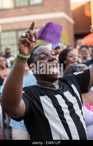 Ein Trauernder ist während ein spontanes Gebet treffen an einem improvisierten Denkmal außerhalb der historischen Mutter Emanuel African Methodist Episcopal Church 20. Juni 2015 in Charleston, South Carolina mit Emotionen überwinden. Früher in der Woche getötet ein weißes Supremacist Schütze 9 Mitglieder in der historisch schwarze Kirche. Stockfoto