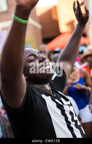 Ein Trauernder ist während ein spontanes Gebet treffen an einem improvisierten Denkmal außerhalb der historischen Mutter Emanuel African Methodist Episcopal Church 20. Juni 2015 in Charleston, South Carolina mit Emotionen überwinden. Früher in der Woche getötet ein weißes Supremacist Schütze 9 Mitglieder in der historisch schwarze Kirche. Stockfoto