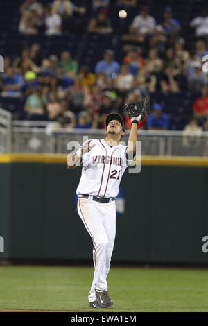 Omaha, Nebraska, USA. 20. Juni 2015. Virginia Infielder Daniel Pinero (22) macht einen Haken bei der College World Series Spiel zwischen Florida und Virginia im TD Ameritrade Park in Omaha, Nebraska am 20. Juni 2015. Bildnachweis: Mark Kuhlmann/ZUMA Wire/ZUMAPRESS.com/Alamy Live-Nachrichten Stockfoto