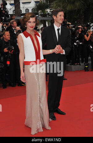 CANNES, Frankreich - 18. Mai 2011: Milla Jovovich & Paul W. S. Anderson bei der Premiere von "The Conquest" auf dem 64. Festival de Cannes. Stockfoto