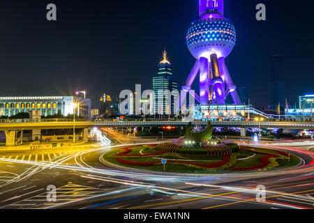 Leichte Wege bei Nacht am Kreisverkehr mit dem Oriental Pearl TV Tower im Hintergrund, Shanghai, China Stockfoto