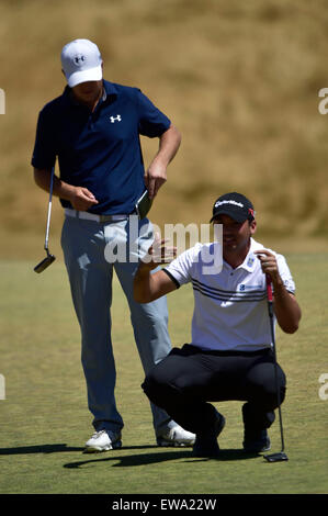 19 Juni, 2015.Jordan Spieth und Jason Day während der Runde 2 bei den US Open in Kammern Bay, Ort, Washington University. George Holland/Cal-Sport-Medien Stockfoto