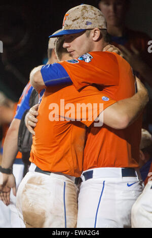 Omaha, Nebraska, USA. 20. Juni 2015. 20. Juni 2015: Florida Spieler reagieren nach dem Ausscheiden nach Spiel 13 von 2015 NCAA Men es College World Series zwischen den Florida Gators und Virginia Cavaliers im TD Ameritrade Park in Omaha, NE. Virginia-Won (5, 4). Die heutige Anwesenheit 15,560.Nathan Olsen/Cal-Sport-Medien-Credit: Cal Sport Media/Alamy Live News Stockfoto