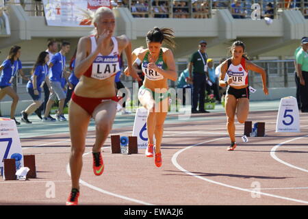 Heraklion, Griechenland. 20. Juni 2015. 400 m Hürden Läufer (von links nach rechts) J? Lija Rjazanova aus Lettland, Christine McMahon aus Irland und Emel? Anli aus der Türkei sind abgebildet in Aktion bei den 2015 Team Europameisterschaften 1. Liga. Der erste Tag der 2015 Europäische Leichtathletik Team Championships erste Liga sah 21 Veranstaltungen mit 1 Athlet aus jedem der 12 teilnehmenden Länder statt im Pankrition Stadion in Heraklion auf Kreta. © Michael Debets/Pacific Press/Alamy Live-Nachrichten Stockfoto