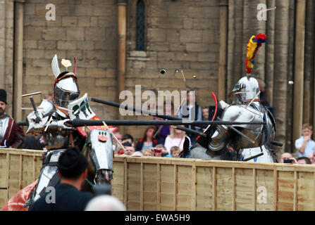 Peterborough, UK. 20. Juni 2015.  Ein Turnier Wettbewerb auf der Tiltyard vor Peterborough Kathedrale. Die Ritter wurden im Rahmen des Festivals 2015 Peterborough Erbe Fechten. Bildnachweis: Paul Marriott/Alamy Live-Nachrichten Stockfoto