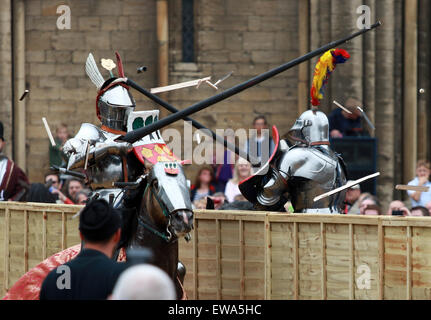 Peterborough, UK. 20. Juni 2015.  Ein Turnier Wettbewerb auf der Tiltyard vor Peterborough Kathedrale. Die Ritter wurden im Rahmen des Festivals 2015 Peterborough Erbe Fechten. Bildnachweis: Paul Marriott/Alamy Live-Nachrichten Stockfoto