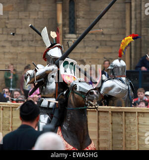 Peterborough, UK. 20. Juni 2015.  Ein Turnier Wettbewerb auf der Tiltyard vor Peterborough Kathedrale. Die Ritter wurden im Rahmen des Festivals 2015 Peterborough Erbe Fechten. Bildnachweis: Paul Marriott/Alamy Live-Nachrichten Stockfoto