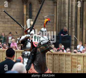 Peterborough, UK. 20. Juni 2015.  Ein Turnier Wettbewerb auf der Tiltyard vor Peterborough Kathedrale. Die Ritter wurden im Rahmen des Festivals 2015 Peterborough Erbe Fechten. Bildnachweis: Paul Marriott/Alamy Live-Nachrichten Stockfoto