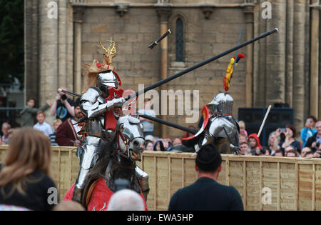 Peterborough, UK. 20. Juni 2015.  Ein Turnier Wettbewerb auf der Tiltyard vor Peterborough Kathedrale. Die Ritter wurden im Rahmen des Festivals 2015 Peterborough Erbe Fechten. Bildnachweis: Paul Marriott/Alamy Live-Nachrichten Stockfoto