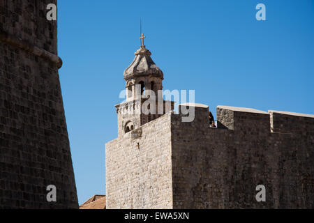 alte Festung Wehrgang und Turm in der Nähe von Ploce-Tor zur Altstadt von Dubrovnik, Kroatien Stockfoto