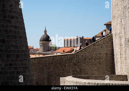 Touristen zu Fuß Wand in der Nähe von Ploce-Tor zur Altstadt von Dubrovnik, Kroatien Stockfoto