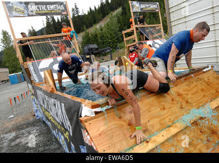 Peking, Kanada. 20. Juni 2015. Teilnehmer teilnehmen, im Jahr 2015 Tough Mudder Ausdauer Hindernis racing Challenge in Whistler, BC, Kanada, 20. Juni 2015. Tough-Mudder ist ein Ausdauer-Event-Reihe in der Teilnehmer 10-12 Meilen lange Militärstil Hindernisparcours versuchen. Es wurde entworfen und erstellt von zwei britischen Harvard Business School Post Absolventen und testet psychische als auch physische Stärke. Die erste Herausforderung Tough Mudder wurde in den Vereinigten Staaten im Jahr 2010 statt. Bildnachweis: Sergei Bachlakov/Xinhua/Alamy Live-Nachrichten Stockfoto