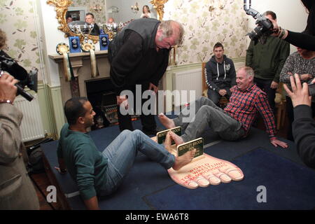 Wettbewerber kämpfen an der Zehe Wrestling Weltmeisterschaften, Fenny Bentley, Derbyshire England UK Stockfoto