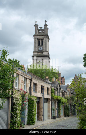 Zirkus-Gasse in der Nähe von Stockbridge mit St.-Stephans Kirche im Hintergrund - Edinburgh, Schottland Stockfoto