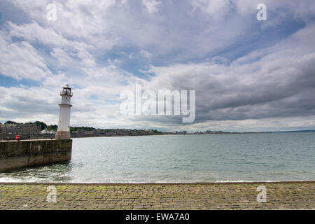 Leuchtturm im Hafen von Newhaven an einem sonnigen Tag - Edinburgh, Schottland Stockfoto
