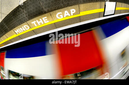 London, England, Vereinigtes Königreich. Londoner u-Bahnstation Plattform "Mind the Gap" Stockfoto