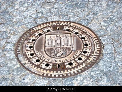 Prazska Kanalizace Kanaldeckel in der Straße, Prag, Tschechische Republik, Osteuropa. Stockfoto