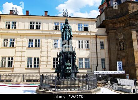 Charles IV Statue (Korolo Quarto) durch die St. Francis Seraphicus Kirche (Gothic), der Ritter vom Kreuz, Prag Stockfoto