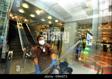 Bangkok, Thailand. 21. Juni 2015. Ein Arbeiter tragen eine Gesichtsmaske reinigt Windows am Flughafen Suvarnabhumi in Bangkok, Thailand, 21. Juni 2015. Thailands öffentliche Gesundheitsministerium am Donnerstag bestätigte das Land der erste Fall des Nahen Osten respiratorische Syndrom (MERS). Bürger und Reisende haben damit begonnen, präventive Methoden wie das Tragen von Schutzkleidung Gesichtsmasken in Bangkok zu verpflichten. © Rachen Sageamsak/Xinhua/Alamy Live-Nachrichten Stockfoto