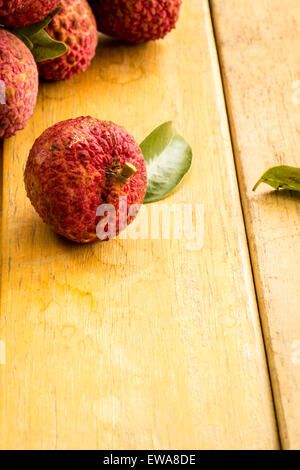 Litschi, rot, Bodenplatten, Bodenbelag, Hintergrund, Textur, Obst. Stockfoto