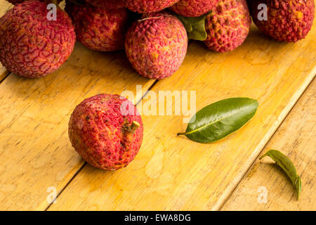 Litschi, rot, Bodenplatten, Bodenbelag, Hintergrund, Textur, Obst. Stockfoto