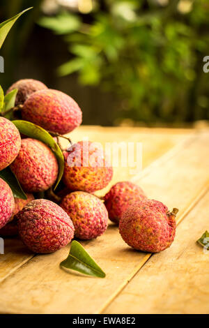 Litschi, rot, Bodenplatten, Bodenbelag, Hintergrund, Textur, Obst. Stockfoto