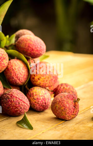 Litschi, rot, Bodenplatten, Bodenbelag, Hintergrund, Textur, Obst. Stockfoto