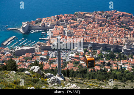 touristische Seilbahn angekommen Srdj Seilbahn Bergstation mit Blick auf die alte Stadt und Hafen, Dubrovnik, Kroatien Stockfoto