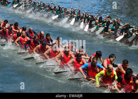 Die Drachenboot-Festival-Rennen statt in Hong Kong, Hong Kong, China. Stockfoto