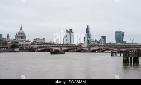 London, UK. 21. Juni 2015. Die Sommersonnenwende beginnt mit Sonnenaufgang über der Hauptstadt, am längsten Tag des Jahres von bedecktem Himmel verdunkelt. Bildnachweis: Stephen Chung/Alamy Live-Nachrichten Stockfoto