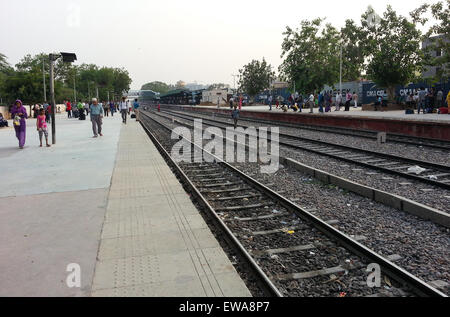 Gurgaon, Indien; 19 Aug '15: Passagiere wiating am Gurgaon (Delhi NCR) Bahnhof. Der Vorstand ist deutlich sichtbar. Die Tracks sind leer Stockfoto